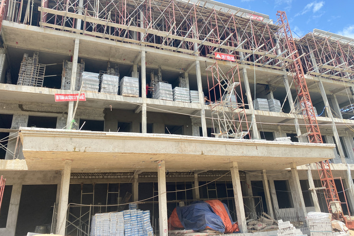 Đối với người làm việc theo chế độ hợp đồng lao động hưởng lương từ nguồn thu và các nguồn kinh phí hợp pháp khác của đơn vị, mức hỗ trợ 1 lần tối đa không quá 25 triệu đồng/người. Ảnh: Quảng Phú