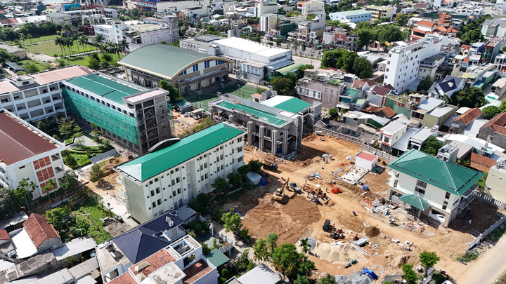 Ngoài ra, cán bộ của tỉnh Kon Tum (cũ) khi đến làm việc tại trung tâm hành chính tỉnh Quảng Ngãi sẽ được hỗ trợ tiền thuê nhà với mức 2 triệu đồng/người/tháng. Chính sách này được áp dụng trong 2 năm đầu. Ảnh: Quảng Phú