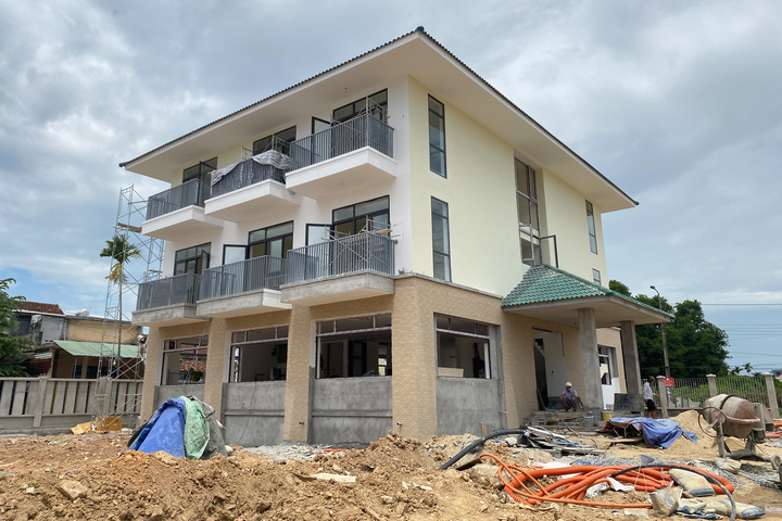 Theo ghi nhận của phóng viên, tại ký túc xá Trường Chính trị tỉnh Quảng Ngãi có hai khu: Một khu được cải tạo, một khu xây mới đang được triển khai thi công liên tục ngày đêm để đảm bảo tiến độ. Ảnh: Quảng Phú