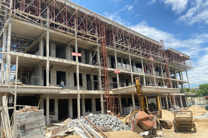 Trong khi đó, ghi nhận tại ký túc xá Trường THPT chuyên Lê Khiết, công trình cũng đang được các nhà thầu khẩn trương thi công. Ảnh: Quảng Phú