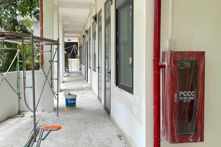 Ông Nguyễn Văn Cương, Phó Giám đốc Ban Quản lý Dự án Đầu tư Xây dựng các công trình Dân dụng và Công nghiệp tỉnh Quảng Ngãi cho biết (đơn vị chịu trách nhiệm sửa chữa 15 phòng tại ký túc xá Trường THPT chuyên Lê Khiết và 45 phòng tại ký túc xá Trường Chính trị tỉnh) cho biết, hai công trình này đang được các đơn vị thi công đang khẩn trương triển khai sửa chữa, cải tạo; đồng thời lắp đặt đầy đủ tiện nghi sinh hoạt để cán bộ, công chức sớm ổn định cuộc sống, an tâm công tác và bắt nhịp với môi trường làm việc mới. Ảnh: Quảng Phú