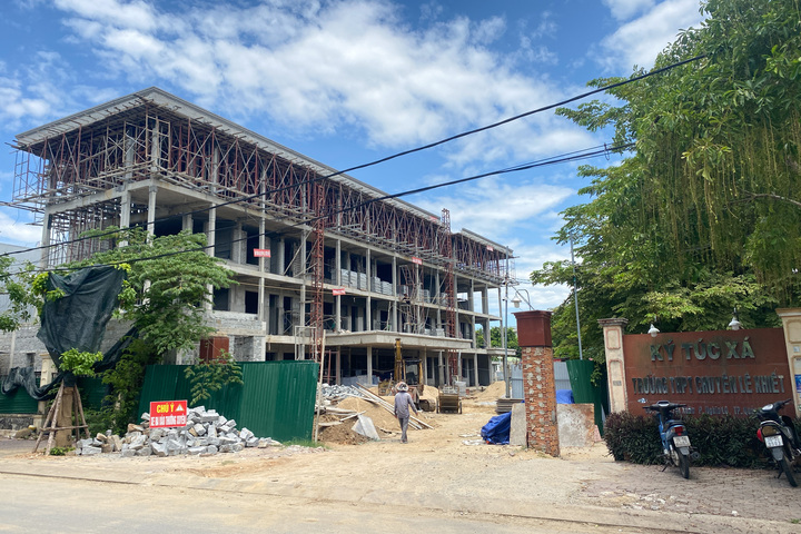 Đối với ký túc xá Trường THPT chuyên Lê Khiết, dự kiến đến ngày 30/7 sẽ hoàn thiện, đáp ứng nhu cầu ăn ở của cán bộ từ Kon Tum. Ảnh: Quảng Phú