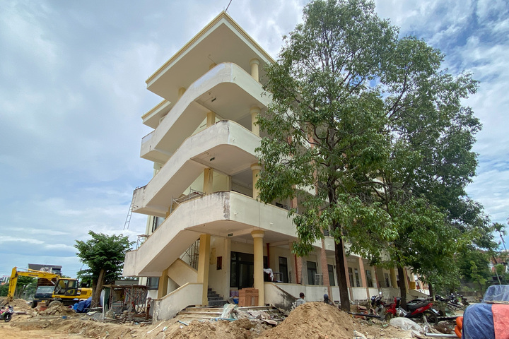 Theo ông Cương, đối với ký túc xá Trường Chính trị tỉnh có một dãy phòng xây mới và một khối phòng được sửa chữa. Trong đó, đối với khối phòng xây mới, hiện đang trong giai đoạn hoàn thiện, lắp đặt các trang thiết bị, dự kiến hoàn thành trước ngày 30/7; các dãy còn lại sẽ hoàn tất vào 30/8. Ảnh: Quảng Phú