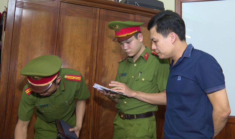 Lực lượng Công an khám xét nhà đối tượng Tài Bu. Ảnh: Văn Thiện