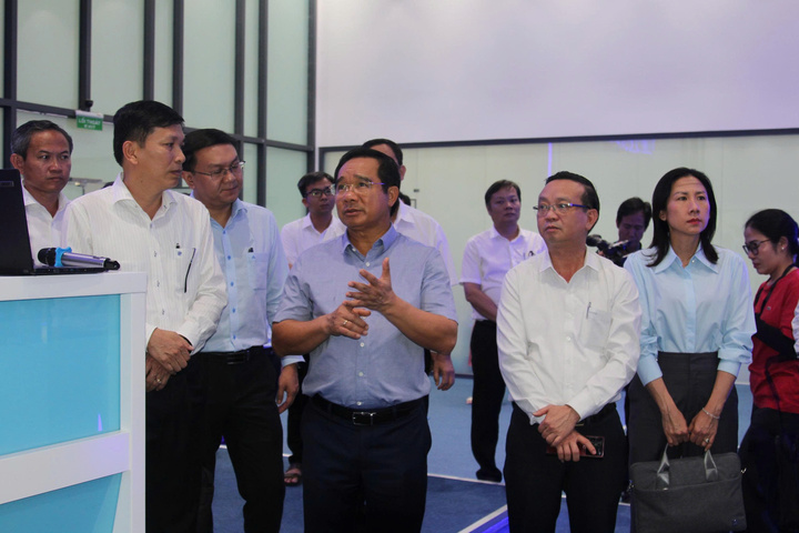 Chủ tịch UBND TP. Hồ Chí Minh Nguyễn Văn Được dẫn đầu đoàn công tác thành phố khảo sát Trung tâm phục vụ hành chính công phường Phú An. Ảnh: Minh Khuê