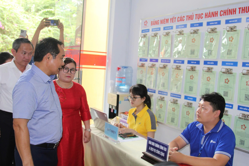 Chủ tịch UBND TP. Hồ Chí Minh trò chuyện, động viên cán bộ công chức tại Trung tâm phục vụ hành chính công phường Phú An. Ảnh: Minh Khuê