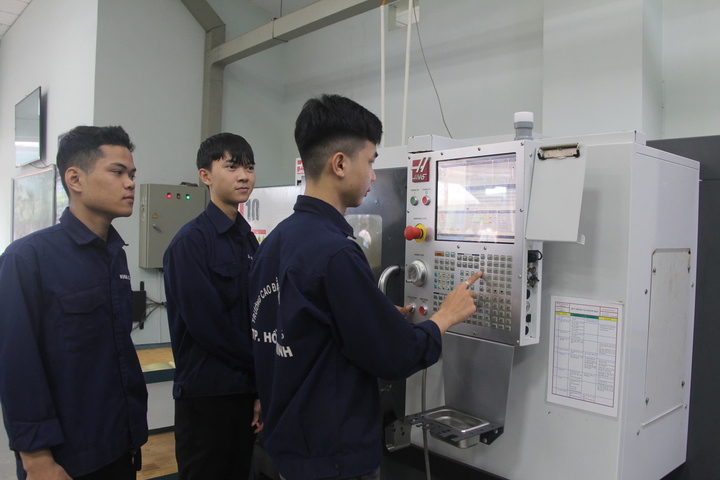 Nhà trường đã và đang triển khai đồng bộ nhiều giải pháp để tích hợp công nghệ số vào giảng dạy và học tập. Ảnh: Ngọc Hoa