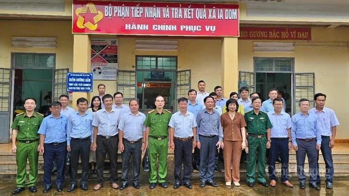 Đoàn công tác chụp hình lưu niệm với chính quyền xã Ia Dom. Ảnh: Hiền Mai