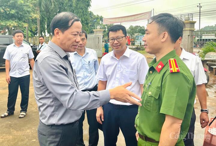 Chủ tịch UBND tỉnh Gia Lai động viên lực lượng công an xã phấn đấu hoàn thành nhiệm vụ. Ảnh: Hiền Mai