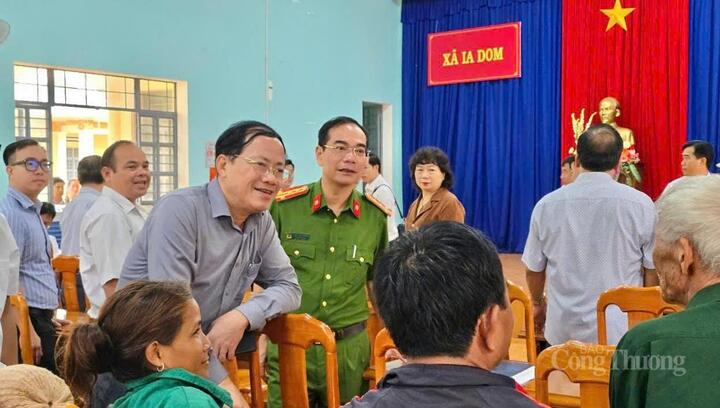 Chủ tịch UBND tỉnh Gia Lai Phạm Anh Tuấn thăm hỏi người dân xã Ia Dom. Ảnh: Hiền Mai