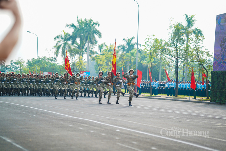 Khối nam sĩ quan đặc công được đánh giá đi đẹp nhất trong lần hợp luyện thứ 3 này