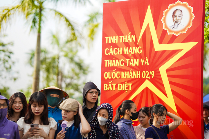 Rất đông người dân đã đến cổ vũ tinh thần cho các chiến sĩ