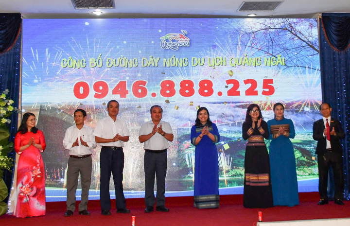 Công bố số điện thoại đường dây nóng du lịch Quảng Ngãi. Ảnh: Quảng Phú