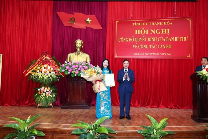 Ông Lại Thế Nguyên, Phó Bí thư Thường trực Tỉnh ủy, Chủ tịch HĐND tỉnh, Trưởng Đoàn ĐBQH tỉnh Thanh Hóa trao quyết định và tặng hoa chúc mừng bà Phạm Thị Thanh Thuỷ. Ảnh: Quốc Hương