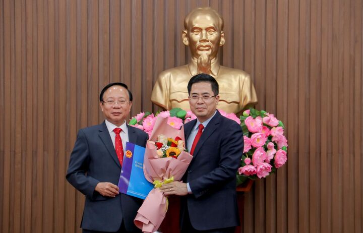 Chủ tịch UBND tỉnh Quảng Ngãi Nguyễn Hoàng Giang (bên phải) trao Quyết định bổ nhiệm và hoa chúc mừng Trưởng Ban quản lý Khu kinh tế Dung Quất và các khu công nghiệp Quảng Ngãi Lương Kim Sơn (Ảnh: Quảng Phú)
