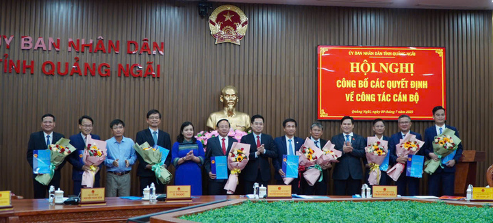 Lãnh đạo UBND tỉnh Quảng Ngãi và các lãnh đạo của Ban quản lý Khu kinh tế Dũng Quất và các khu công nghiệp Quảng Ngãi (Ảnh: Quảng Phú)