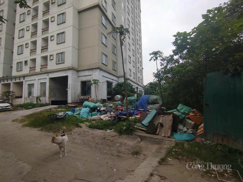 Khu vực sát cổng ra vào được biến thành nơi để phế liệu tạm.
