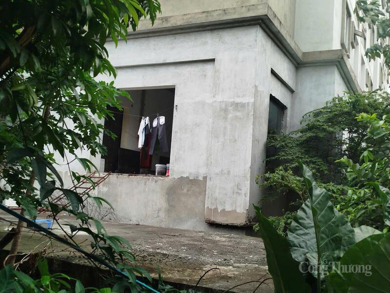 Một căn ở tầng 1 được "trưng dụng" thành nơi ở cho nhóm người lao động phổ thông quanh vùng.