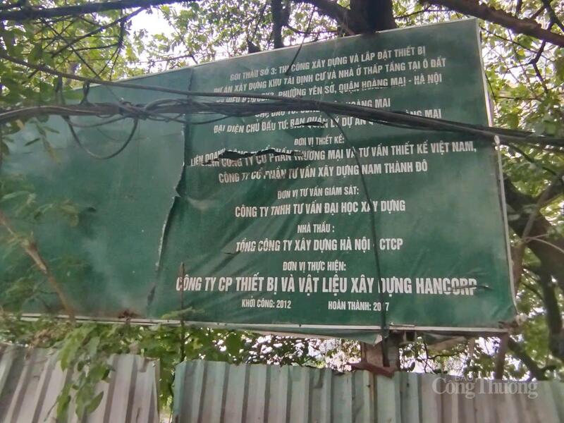 Tấm biển thông tin dự án đã rách nát, hư hỏng.
