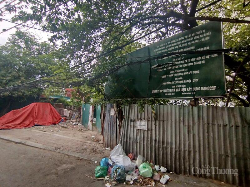 Khu vực cổng vào thành nơi để rác thải của người dân trong khu vực.
