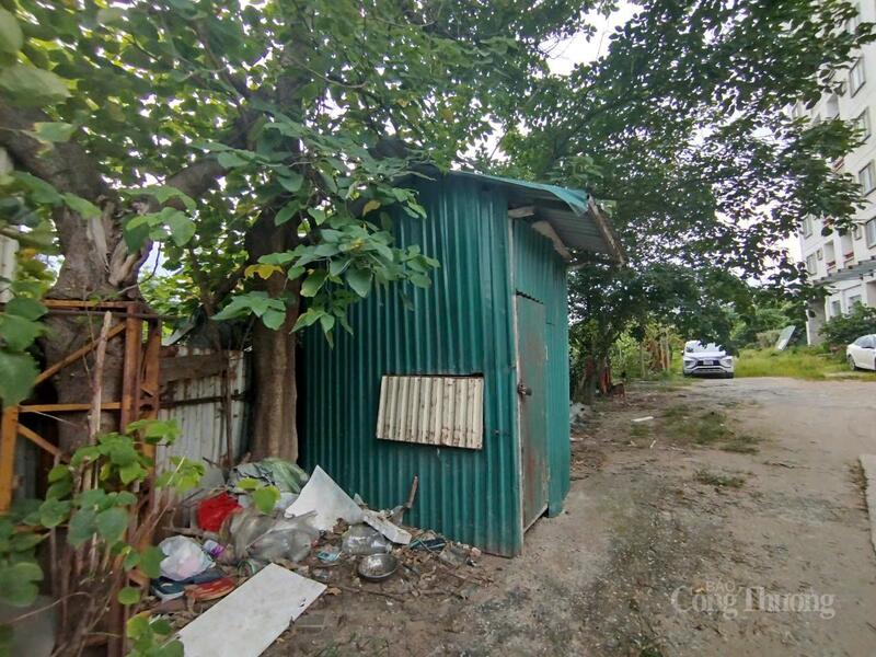 Bốt gác bảo vệ luôn trong tình trạng khóa cửa.