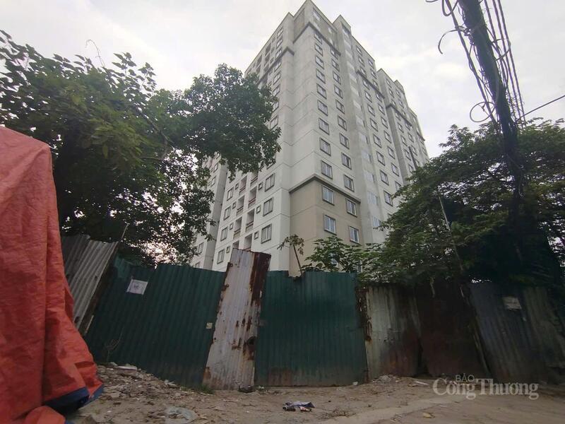 Dự án đầu tư xây dựng khu tái định cư và nhà ở thấp tầng nằm ở ngõ 156 Tam Trinh, phường Yên Sở, TP. Hà Nội được hoàn thành từ năm 2017, nhưng đến nay vẫn trong tình trạng đóng cửa.