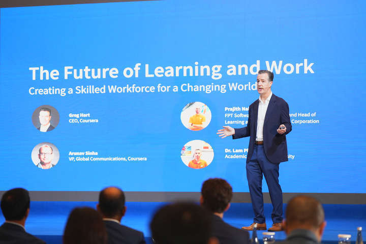 Ông Greg Hart, Giám đốc Điều hành Coursera phát biểu. Ảnh: Hoàng Yến