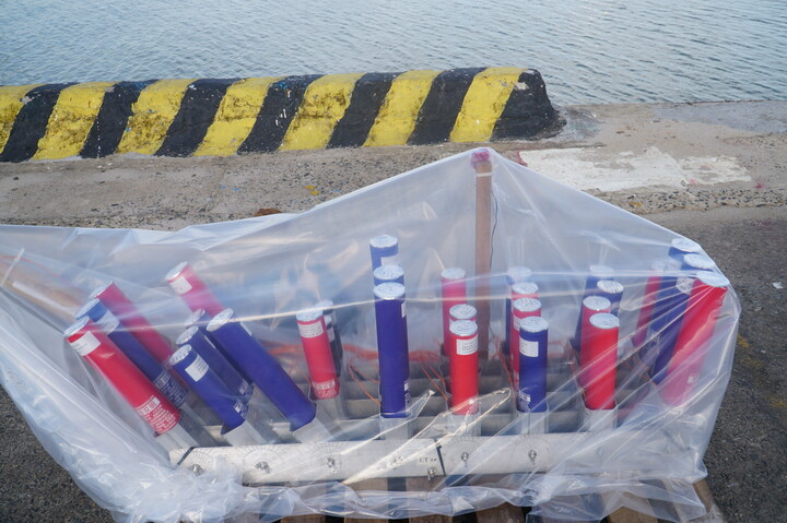 Ghi nhận tại khu vực bãi bắn chiều 9/7, thành viên hai đội Z121Vina Pyrotech (Việt Nam) và Jiangxi Yangfeng (Trung Quốc) đang tất bật, tỉ mỉ lắp đặt, cài đặt hiệu ứng cho trận địa pháo hoa đêm chung kết. Ảnh: Vũ Lê