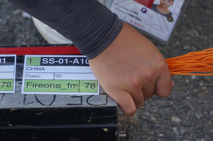 Đội trưởng đội pháo hoa Trung Quốc cũng dành nhiều lời tán dương cho đối thủ. “Đội Z121Vina Pyrotech (Việt Nam) có năng lực rất tốt và không thể xem nhẹ, họ đã làm chúng tôi vô cùng bất ngờ khi đã sử dụng những loại pháo chất lượng cao, âm nhạc hay và kỹ thuật điêu luyện để có thể chinh phục được khán giả và ban giám khảo”, Đội trưởng đội Jiangxi Yangfeng nhận định. Ảnh: Vũ Lê