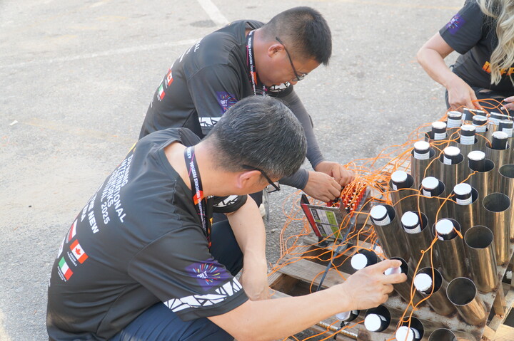 Theo Ban Tổ chức DIFF, trong vòng chung kết, đội Trung Quốc sẽ thể hiện màn trình diễn trải dài tới 10 ca khúc, với chủ đề “A Shining Pearl – The City of Tomorrow” (Viên ngọc tỏa sáng, thành phố tương lai). Đáng chú ý, ca khúc “Bắc Bling” sẽ là một phần trong phần trình diễn của đội Trung Quốc. Đây là lần đầu tiên, đội đưa nhạc Việt vào chương trình biểu diễn. Ảnh: Vũ Lê