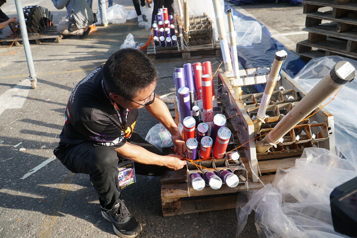 Ông Liang Weiming, Đội trưởng Jiangxi Yangfeng (Trung Quốc) cho hay, trong đêm chung kết, đội sẽ sử dụng chất liệu âm nhạc mới cũng như những kỹ thuật bắn pháo độc đáo để mang lại những trải nghiệm độc đáo cũng như chinh phục khán giả. Ảnh: Vũ Lê