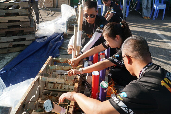 “Đây là lần thứ 2, đội pháo hoa Trung Quốc lọt vào đêm chung kết. Đến với cuộc thi, chúng tôi hy vọng có thể thử thách bản thân, hướng đến danh hiệu quán quân, đồng thời, chúng tôi hi vọng thông qua kỹ thuật bắn pháo của mình có thể chinh phục được sự yêu thích và được sự đón nhân của người dân và khách du lịch tại thành phố Đà Nẵng”, ông Liang Weiming nói. Ảnh: Vũ Lê