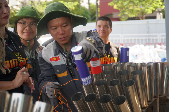 Đại tá Trần Thanh Sơn, Phó Giám đốc Nhà máy Z121, Tổng cục Công nghiệp Quốc phòng, Đội trưởng đội Z121Vina Pyrotech (Việt Nam) cho biết, khác với lần trình diễn đầu tiên, trong đêm chung kết, đội lựa lựa chọn chủ đề vừa bám sát với chủ đề chung là kỷ nguyên mới, kỷ nguyên vươn mình; đồng thời làm bật lên được tầm quan trọng, cốt lõi là giá trị hòa bình, ổn định. Ảnh: Vũ Lê