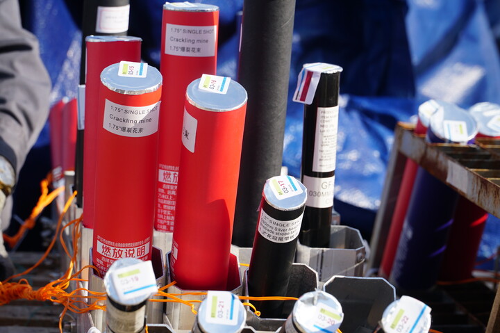 “Về trình diễn pháo hoa, mỗi đội pháo hoa sẽ có phong cách khác nhau. Chúng tôi đại diện cho doanh nghiệp trong quân đội đi thi sẽ vẫn mang trong mình phong cách của người lính không ồn ào nhưng quyết liệt. Vì vậy, phong cách trình diễn của đội trong đêm chung kết tới đây sẽ không chậm rãi như trong đêm khởi động hay quá vồn vã, mà sẽ có những lúc cao trào, lúc yên ả”, Đại tá Trần Thanh Sơn chia sẻ. Ảnh: Vũ Lê