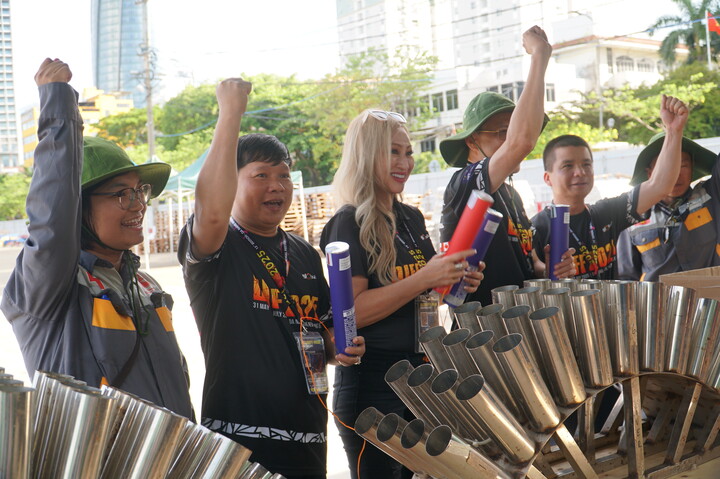 Là một trong hai đội thi xuất sắc nhất sau gần hai tháng tranh tài, đội pháo hoa Z121 Vina Pyrotech sẽ đại diện Việt Nam bước vào đêm chung kết DIFF 2025 với một tác phẩm được đầu tư đầy tâm huyết mang tên “Message of Peace - Thông điệp hòa bình”. Ảnh: Vũ Lê