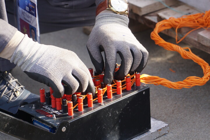 Theo Đại tá Trần Thanh Sơn, việc lắp đặt pháo, cài đặt hiệu ứng sẽ cơ bản hoàn tất trong ngày mai (10/7). Thời gian sau đó đến chung kết, sẽ kiểm tra lại để đảm bảo đêm trình diễn được hoàn hảo nhất. Ảnh: Vũ Lê