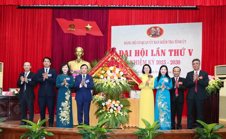 Lãnh đạo tỉnh tặng hoa chúc mừng Ban Chấp hành Đảng bộ Cơ quan Ủy ban Kiểm tra Tỉnh ủy nhiệm kỳ 2025-2030. Ảnh: Quốc Hương