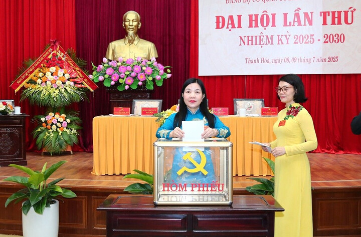 Các đại biểu bỏ phiếu bầu Ban Chấp hành Đảng bộ Cơ quan Ủy ban Kiểm tra Tỉnh ủy nhiệm kỳ 2025-2030. Ảnh: Quốc Hương