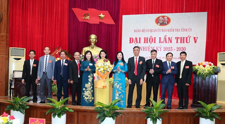 Đại biểu tham dự đại hội tặng hoa chúc mừng Ban Chấp hành Đảng bộ Cơ quan Ủy ban Kiểm tra Tỉnh ủy nhiệm kỳ 2025-2030. Ảnh: Quốc Hương