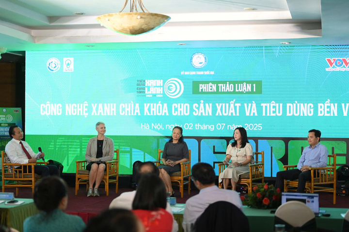 Ông Nguyễn Quang Vinh (đầu tiên bên trái) khẳng định sản xuất và tiêu dùng bền vững đã trở thành lối đi duy nhất mà các doanh nghiệp phải tuân thủ. Ảnh: Thu Hường