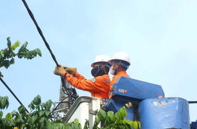 Công ty Điện lực Hải Phòng nỗ lực cung ứng điện an toàn, ổn định trong cao điểm nắng nóng. Ảnh minh hoạ