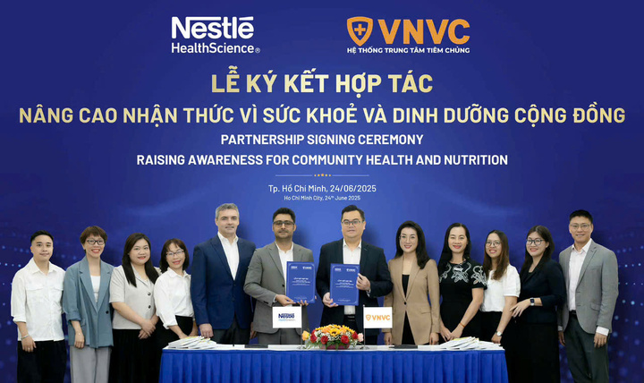 Bà Hà Thu Nga - Phó Tổng Giám đốc Công ty Vắc xin VNVC và ông Pablo Mazzoletti - Giám đốc Nestlé Health Science khu vực ASEAN chứng kiến Lễ ký kết hợp tác chiến lược giữa Hệ thống Tiêm chủng VNVC và Nestlé Health Science, thuộc Tập đoàn Nestlé toàn cầu.