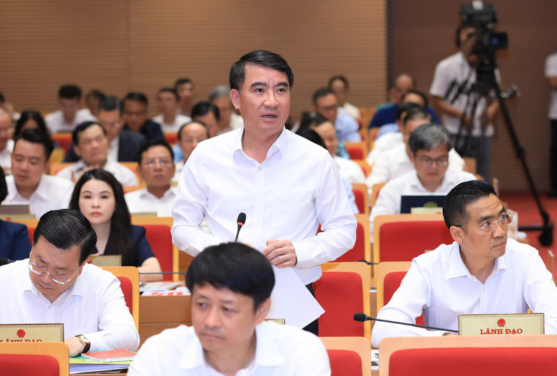 Ông Nguyễn Xuân Lưu, Giám đốc Sở Tài chính Hà Nội trả lời câu hỏi chất vấn của đại biểu Hồ Vân Nga.