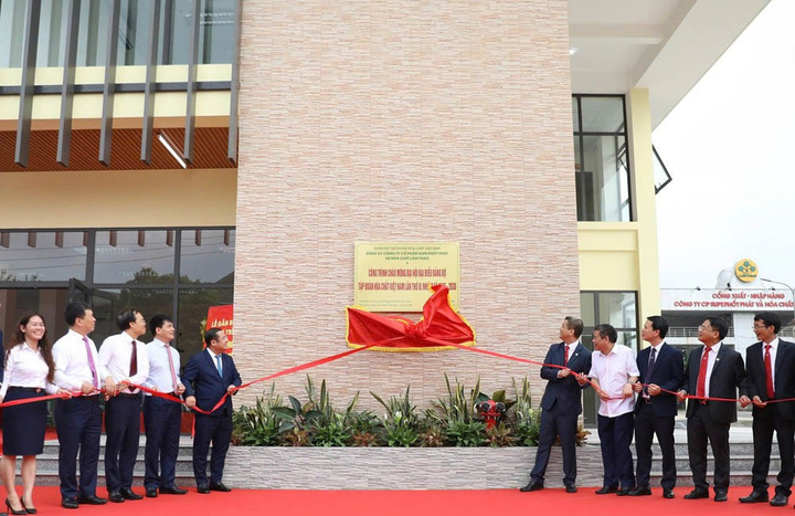 Công ty Cổ phần Supe Phốt phát và Hóa chất Lâm Thao cắt băng Khánh thành Trung tâm bán hàng và giới thiệu sản phẩm. Ảnh: Ngọc Long