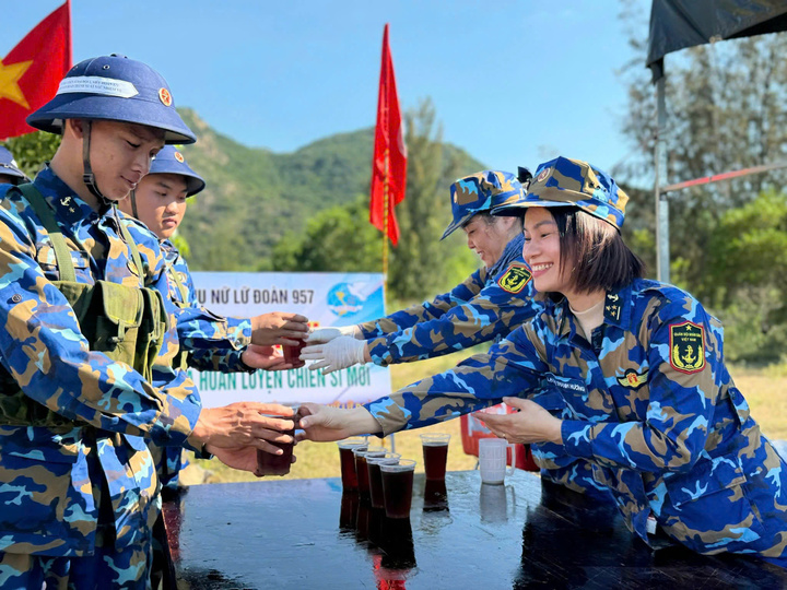 Hội Phụ nữ và Đoàn cơ sở Lữ đoàn 146 đồng hành cùng chiến sĩ nơi thao trường nắng gió. Ảnh: Ánh Hiển