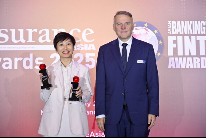 Bà Phạm Thị Hương Giang – Giám đốc Trung tâm tiếp thị truyền thông của OPES tại lễ trao giải Insurance Asia Awards 2025