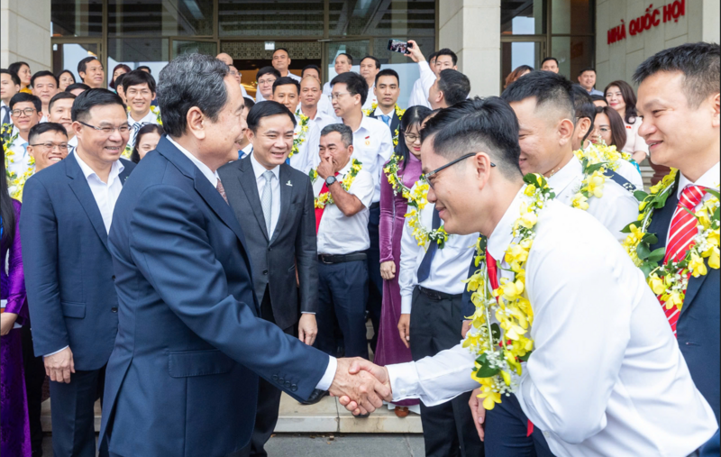 Chủ tịch quốc hội Trần Thanh Mẫn bắt tay, động viên các Kỹ sư Dầu khí trong đó có Nguyễn Thanh Ngoãn (NCSP) (Ảnh: PV GAS)