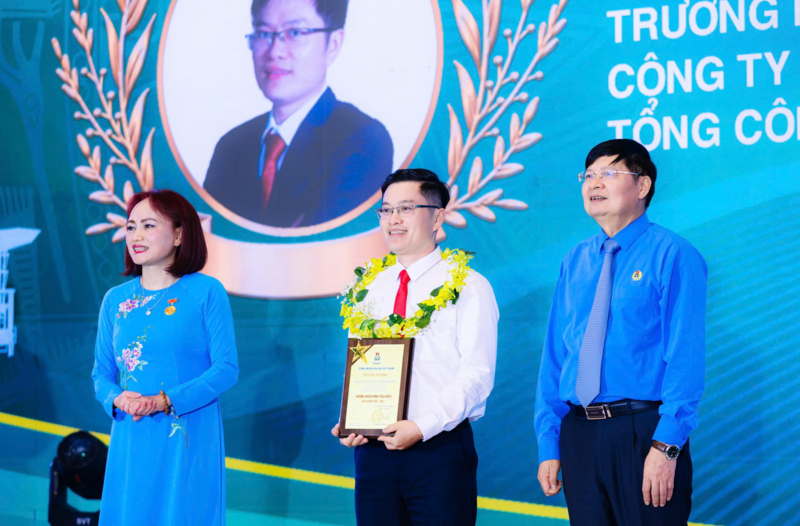 Nguyễn Thanh Ngoãn được vinh danh Gương điển hình tiêu biểu (Ảnh: PV GAS)