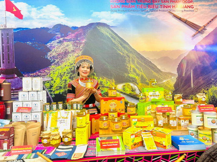 Đến nay, Hà Giang đã xây dựng được gần 170 sản phẩm OCOP, trong đó nổi bật là 2 sản phẩm đạt chuẩn 5 sao. Nhiều sản phẩm này đã khẳng định chất lượng vượt trội và tiềm năng xuất khẩu. Ảnh: Đỗ Nga