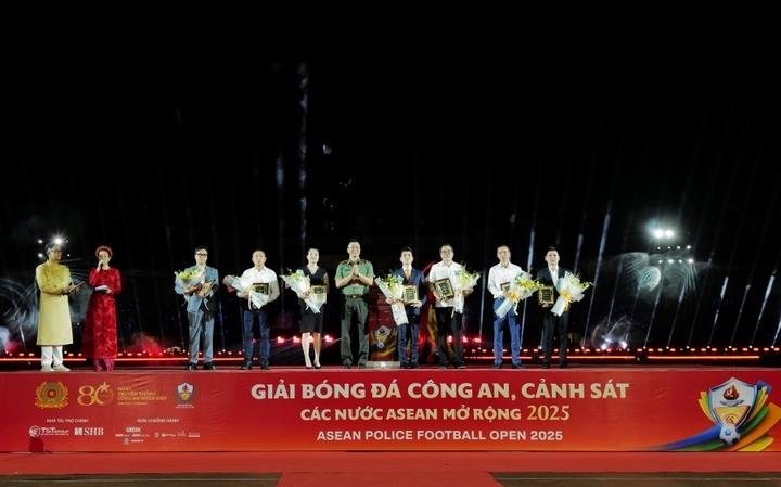 Thể thao gắn kết - Văn hóa tỏa sáng: Ấn tượng Lễ khai mạc Giải bóng đá Công an, Cảnh sát các nước ASEAN mở rộng 2025 - 8